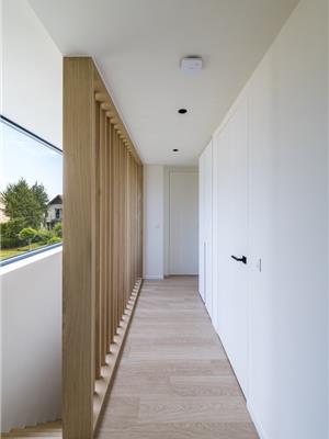 Eiken lattenwand als roomdivider